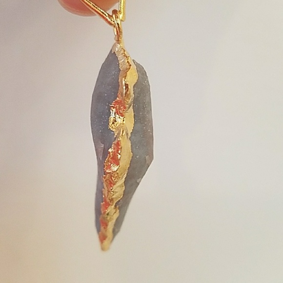 Stunning gold plated Arrow pendant - Picture 2 of 4